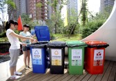 小區分類垃圾桶不分類，居民街道辦齊心整治有害垃圾