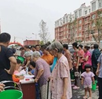 崔寨街道開展社區(qū)免費(fèi)發(fā)放分類垃圾桶活動(dòng)！