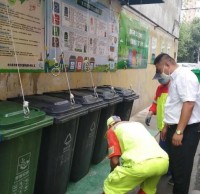 分類垃圾桶蓋上裝吊環(huán) 小改造帶來大方便