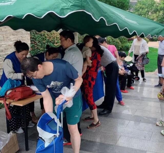 小區(qū)開(kāi)展垃圾分類宣傳2